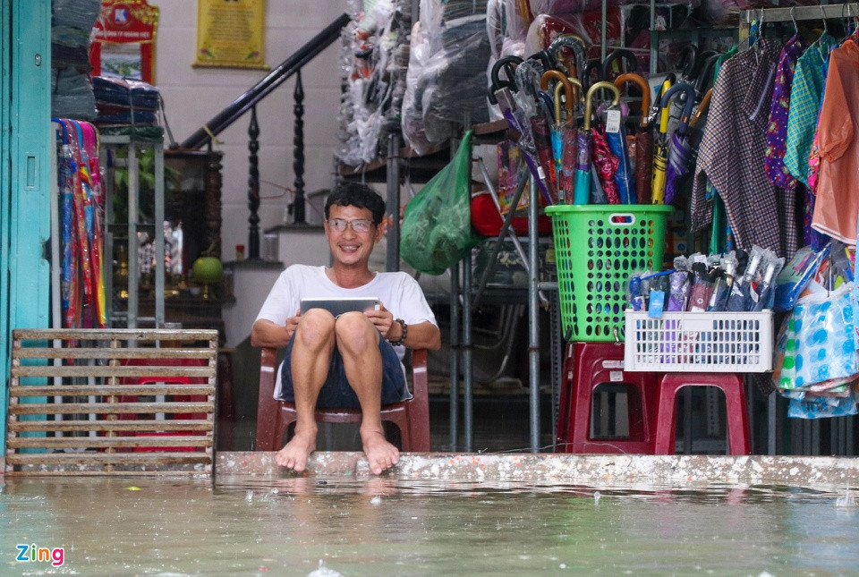 "Nước bắt đầu lên nhanh từ 7h sáng đến bây giờ, tôi cùng các con dọn dẹp, kê vật dụng lên cao nhằm tránh hư hỏng", ông Mai Quý, tiểu thương chợ Tam Kỳ, nói.