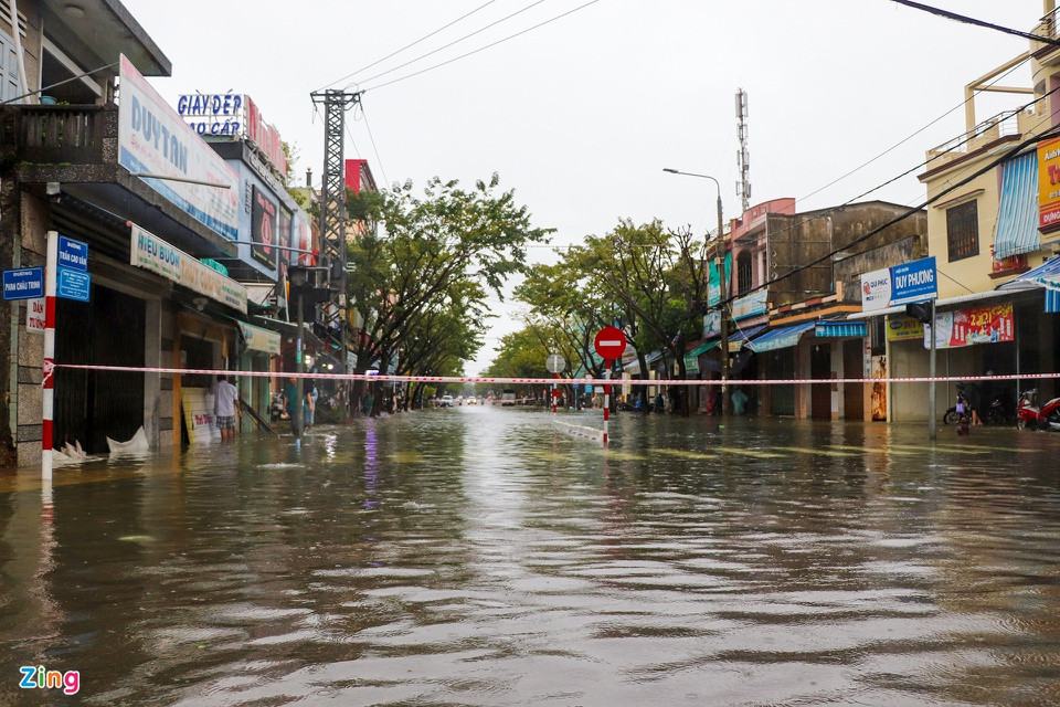 Tại nhiều tuyến đường như Trần Cao Vân, Huỳnh Thúc Kháng... chính quyền địa phương căng dây cấm phương tiện và người dân qua lại.