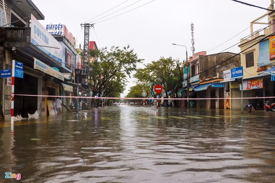 Tại nhiều tuyến đường như Trần Cao Vân, Huỳnh Thúc Kháng... chính quyền địa phương căng dây cấm phương tiện và người dân qua lại.