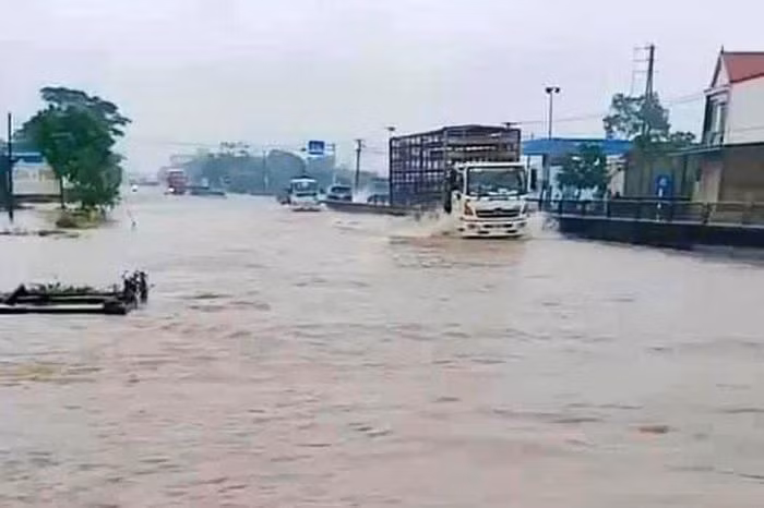 Nhieu noi o mien Trung ngap sau, hoc sinh mac ket do mua lu