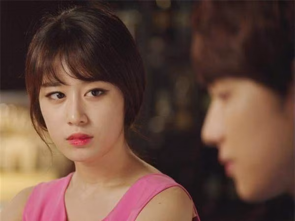 Tưởng mẹ chồng có mảnh đất 3 tỷ, chị dâu trưởng vội vã đón bà về chăm, được 1 tháng mới biết bị lừa - Ảnh 1.