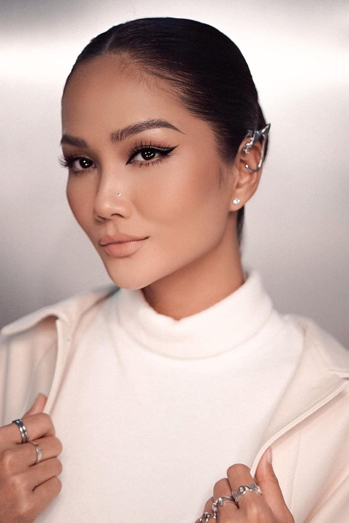 Hoa hậu H'Hen Niê khoe nhan sắc mặn mà, cá tính với loạt trang sức ấn tượng.