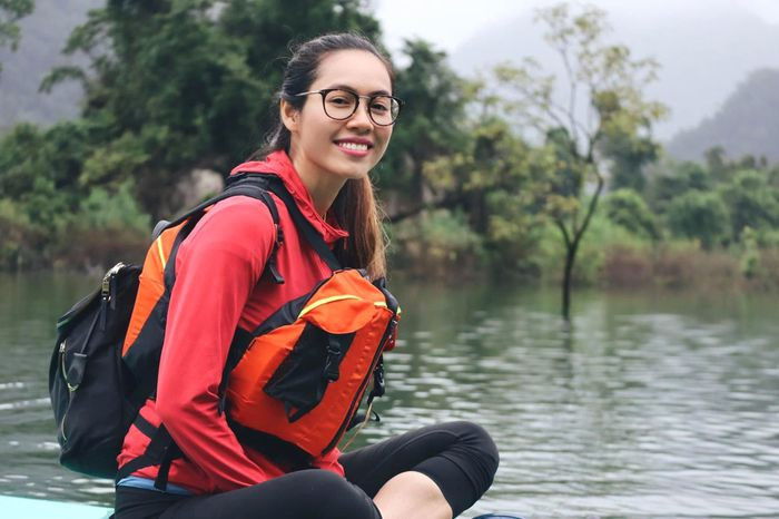 Á hậu Hoàng My thích thú khi được trải nghiệm cảnh sông nước hùng vĩ ở Quảng Bình.