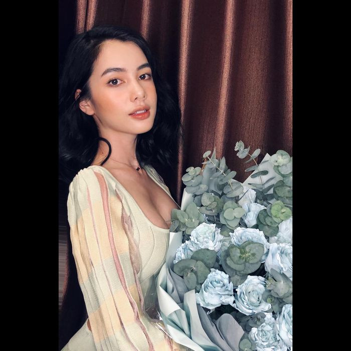 Người đẹp Cẩm Đan diện váy xẻ ngực sâu nóng bỏng đầy cuốn hút.