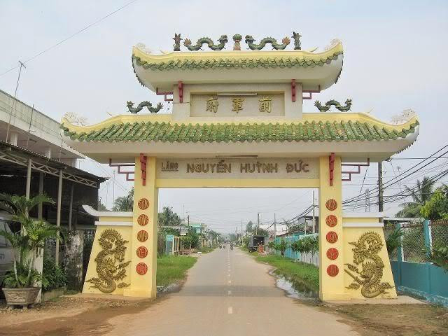 Hổ tướng Nguyễn Huỳnh Đức sinh năm 1748 tại xã Tường Khánh, tổng Hưng Nhượng, huyện Kiến Hưng, phủ Kiến Xương, tỉnh Định Tường (nay thuộc phường Khánh Hậu, thành phố Tân An, tỉnh Long An). Hiện nay, đền thờ và lăng mộ của ông ở thành phố Tân An, đã được công nhận di tích lịch sử văn hóa quốc gia.