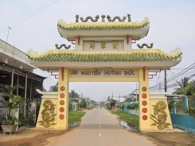 Hổ tướng Nguyễn Huỳnh Đức sinh năm 1748 tại xã Tường Khánh, tổng Hưng Nhượng, huyện Kiến Hưng, phủ Kiến Xương, tỉnh Định Tường (nay thuộc phường Khánh Hậu, thành phố Tân An, tỉnh Long An). Hiện nay, đền thờ và lăng mộ của ông ở thành phố Tân An, đã được công nhận di tích lịch sử văn hóa quốc gia.