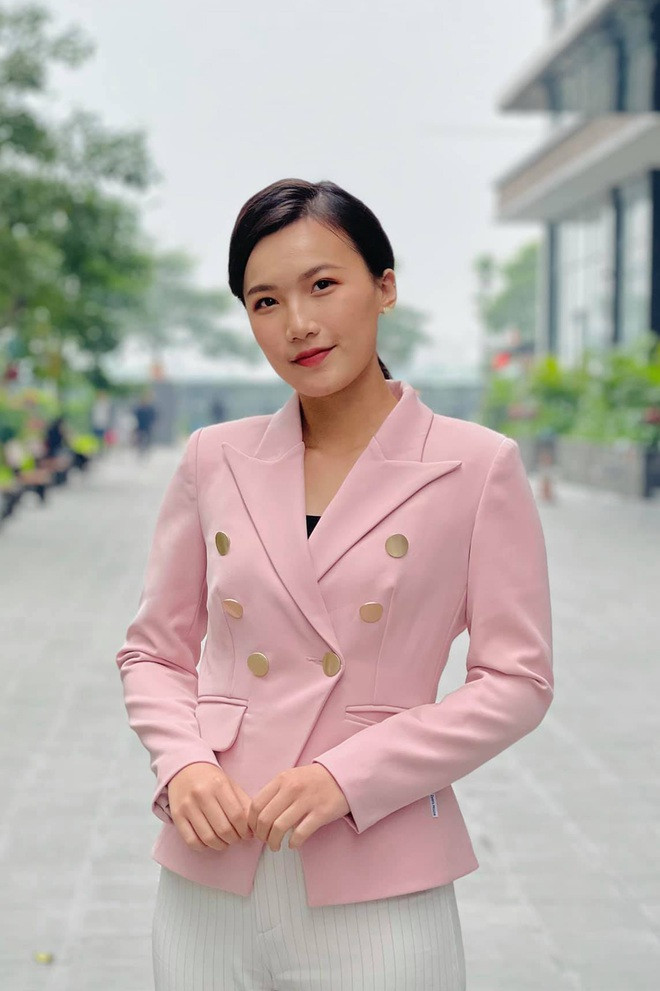 Nu MC tap mua cot de giu dang, thang tay “block” fan khiem nha