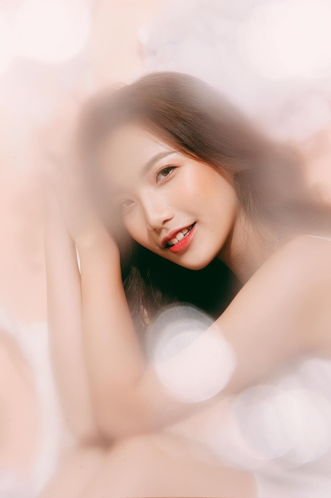 Nu MC tap mua cot de giu dang, thang tay “block” fan khiem nha-Hinh-2