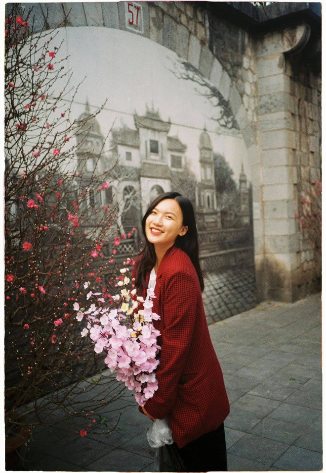 Nu MC tap mua cot de giu dang, thang tay “block” fan khiem nha-Hinh-6