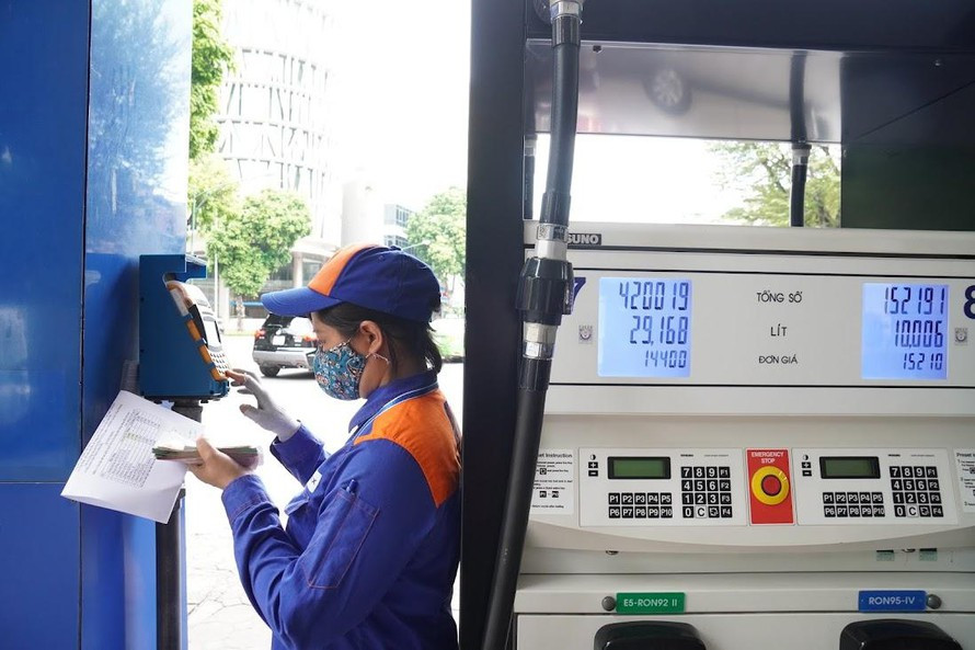 Gia xang cao ky luc tinh tu 2014: Dieu tiet thue de giam gia?