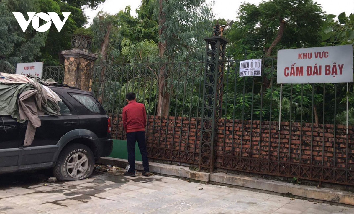 Do mat…vi noi dung nhung bien cam quanh cong vien Thong Nhat