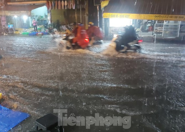 Ghi nhận của phóng viên, tối 23/10, khu vực TPHCM có mưa lớn trên diện rộng.