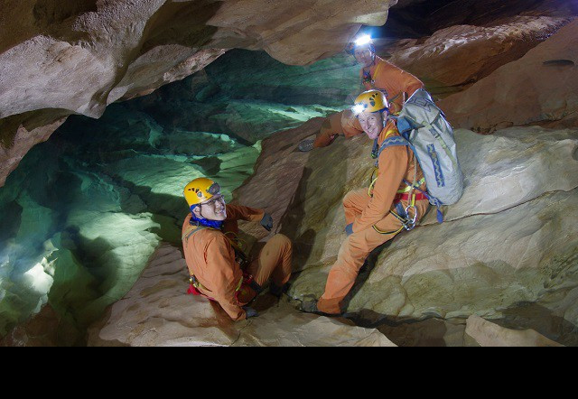 ##s###Các phi hành gia từ năm cơ quan vũ trụ tham gia khóa huấn luyện hang động ESA. Khóa học kéo dài hai tuần chuẩn bị cho những người du hành không gian có thể làm việc an toàn và hiệu quả trong các nhóm đa văn hóa, đặc biệt trong một môi trường mà sự an toàn là rất quan trọng. Các phi hành gia trong ngày đầu tiên của khóa huấn luyện. Ảnh: Vittorio Crobu / ESA.