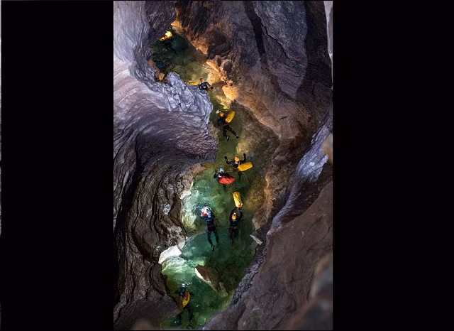 Ảnh: Vittorio Crobu / ESA. Khóa học độc đáo mang đến trải nghiệm thực tế cho các phi hành gia về khả năng lãnh đạo, làm việc nhóm, ra quyết định và giải quyết vấn đề. Sau khi kết thúc khóa học, các “phi hành gia hang động” sẽ làm việc trong một môi trường xa xôi và khó khăn hơn là trên Trạm vũ trụ quốc tế. Trong trường hợp khẩn cấp, các phi hành gia trong không gian có thể quay trở lại Trái đất nhanh hơn các “phi hành gia hang động” quay trở lại mặt đất.