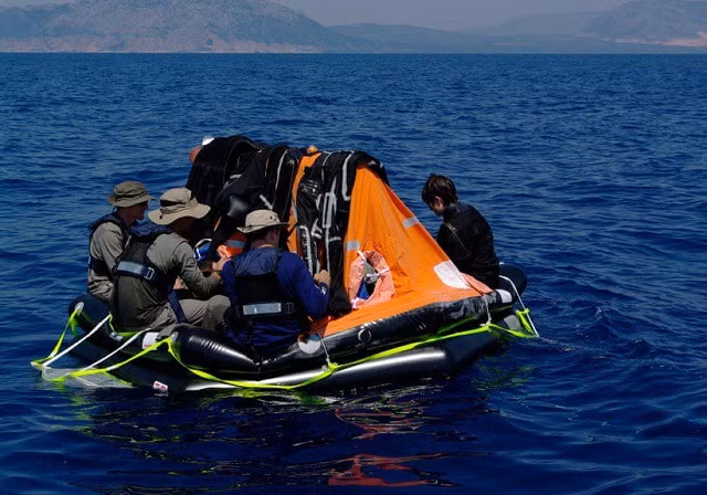 Ảnh: Vittorio Crobu / ESA. Các ứng cử viên phi hành gia ESA nhiệt tình. Họ đã mở một chiếc bè cứu sinh và cố gắng làm khô quần áo của họ trong khi cố gắng tát nước ra khỏi chiếc bè, tất cả đều dưới sự giám sát của nhân viên bảo vệ bờ biển.