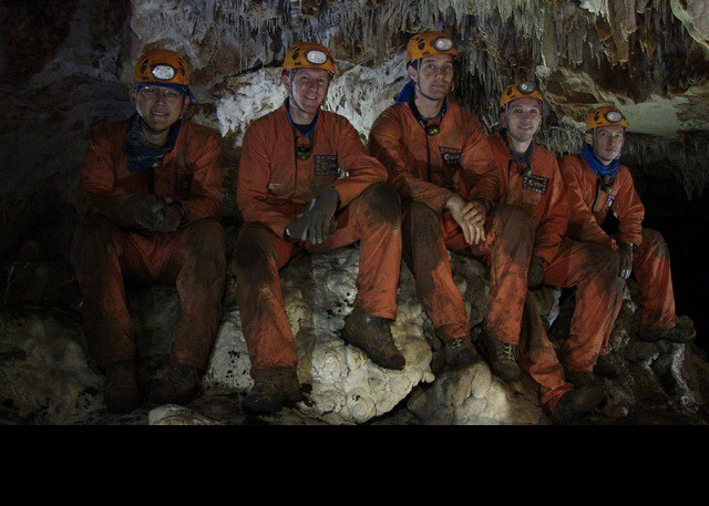 ##s###Ảnh: Vittorio Crobu / ESA.Trong ảnh, các “phi hành gia hang động” từ trái qua phải: Norishige Kanai đến từ Nhật Bản, Tim Peake và Thomas Pesquet của ESA, Randolph Bresnik đến từ Nasa và Serge Ryzhikov đến từ Nga. Huấn luyện hang động ESA giúp chuẩn bị cho các phi hành gia làm việc như một đội quốc tế trong điều kiện thám hiểm thực sự. Các hang động Sardinia bị cô lập với thế giới bên ngoài. Các phi hành gia cần phải làm quen với không gian hạn chế, sự riêng tư tối thiểu và những thách thức kỹ thuật và thiết bị. 