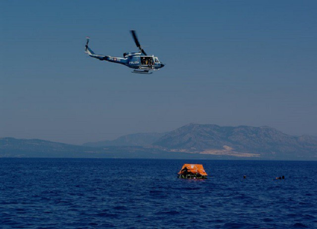 ##s###Một máy bay trực thăng lượn trên các ứng cử viên phi hành gia trên bè trong cuộc huấn luyện sinh tồn.