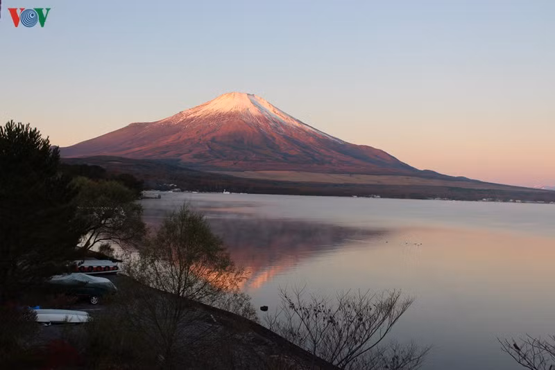 Vẻ đẹp của núi Phú Sĩ vào mùa thu làm say đắm lòng người.
