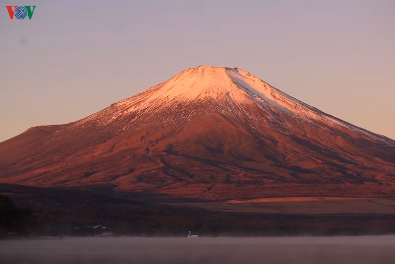 Đặc biệt, khi mùa thu đến, núi Phú Sĩ càng trở nên đẹp hơn, vừa hùng vĩ vừa thơ mộng, lãng mạn, thu hút rất đông du khách từ khắp mọi nơi.