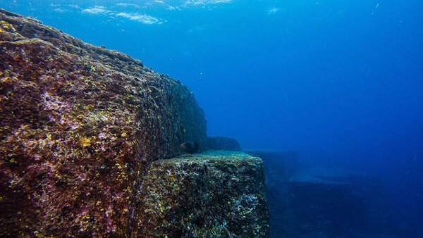 Kim tự tháp Yonaguni dưới đáy biển Nhật Bản là tàn tích đá huyền bí, mô phỏng hình dạng của kim tự tháp mang tên Yonaguni, khiến giới chuyên môn hoang mang không ít. 