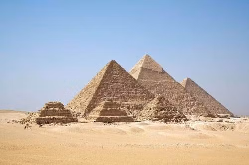 Kim tự tháp Giza, Ai Cập là bí ẩn không lời giải suốt mấy nghìn năm. Các kim tự tháp có ít nhất 4500 năm tuổi và được làm bằng đá vôi có trọng lượng trung bình 2,5 tấn. Câu hỏi người Ai Cập cổ đại đã làm thế nào để xây kim tự tháp bằng những khối đá nguyên khối như vậy là một bí ẩn. 