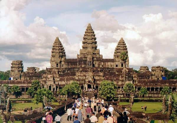 Công trình tuyệt vời Angkor Wat, Campuchia khiến các nhà khoa học vô cùng ngạc nhiên bởi lối kiến trúc với những bức tường rất dày đặc, không thể tìm thấy những kẽ hở. Những viên đá rất phẳng, được xây dựng và tính toán nhằm đảm bảo chịu được tổng khối lượng của công trình. Lối thoát nước cũng được xây dựng rất khoa học, khi mùa mưa đến, nước sẽ ngập những nơi được vẽ ra và biến khu này thành một hòn đảo giữa biển nước bao la. 
