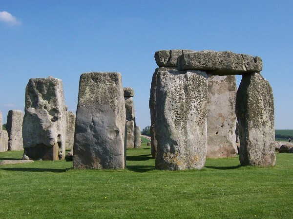 Bất kỳ ai cũng đều biết đến bãi đá vô cùng nổi tiếng Stonehenge ở nước Anh. Có ý kiến cho rằng bãi đá này được xây dựng bởi pháp sư Merlin, nhưng thực tế nó xuất hiện trước khi Merlin – người thân tín với vua Arthur – ra đời. Cũng có truyền thuyết cho rằng, những người khổng lồ đã khắc vào các tảng đá cho thấy sức mạnh, chiều cao khổng lồ của họ. Và cho đến nay, việc làm sao người ta có thể vận chuyển được những tảng đá khổng lồ đến đây vẫn là dấu hỏi lớn. 