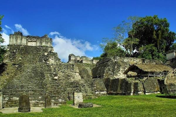 Tikal, Guatemala: Tên gọi Tikal có nghĩa là Thành phố của sự thì thầm vang vọng là một trong những khu vực sinh sống lớn nhất của người Maya. Những kim tự tháp có hình dạng vuông vức tuyệt đối, vô cùng chắc chắn và chính xác khiến ai cũng phải tò mò. 