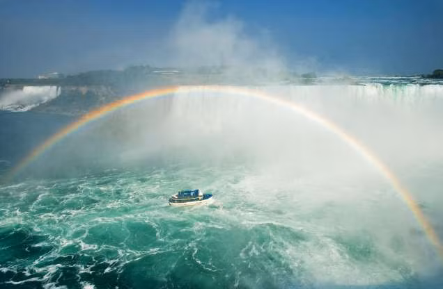 Cầu vồng trên ngọn thác hùng vĩ ở Ontario, Canada.