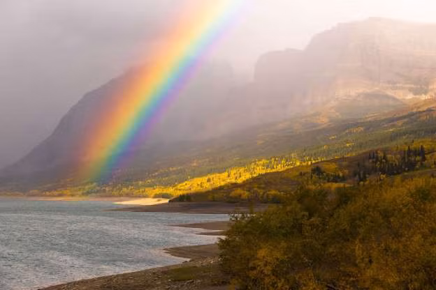 Cầu vồng bên hồ Sherburne, Montana, Mỹ.