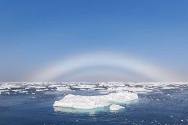 Cầu vồng trắng ở Svalbard, Na Uy.