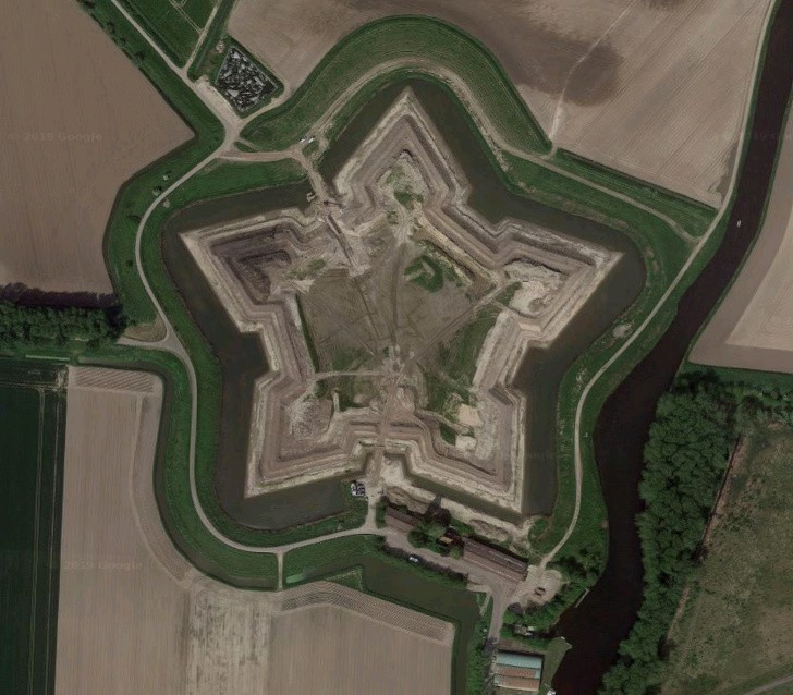 Con người cần nghiêm túc suy nghĩ về việc bảo vệ môi trường.