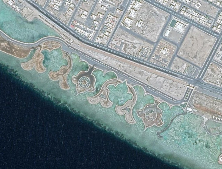 Khi chứng kiến hình ảnh tác động khủng khiếp của con người đến Trái đất, có lẽ ai cũng phải giật mình và nhìn nhận lại tác động của chính mình đến tự nhiên, đây là bến tàu Arab nhìn từ trên cao.