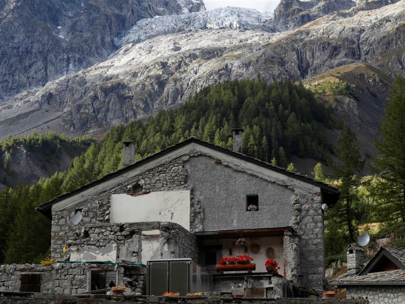 Những dòng sông băng đã trở thành chủ đề quốc tế vào tháng 9/2019 khi một khối băng 250.000 mét khối từ sông băng Planpincieux đe dọa đến thị trấn Courmeyeur của Italy.