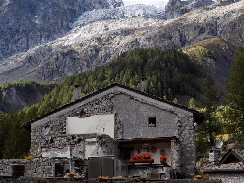 Những dòng sông băng đã trở thành chủ đề quốc tế vào tháng 9/2019 khi một khối băng 250.000 mét khối từ sông băng Planpincieux đe dọa đến thị trấn Courmeyeur của Italy.