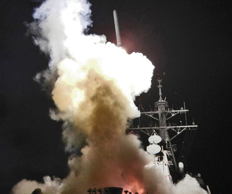 Tomahawk có thể phóng từ các hệ thống phóng thẳng đứng đặt trên tàu chiến đấu mặt nước và tàu ngầm. Trong ảnh là tàu khu trục USS Barry phóng Tomahawk không kích Libya 2011.