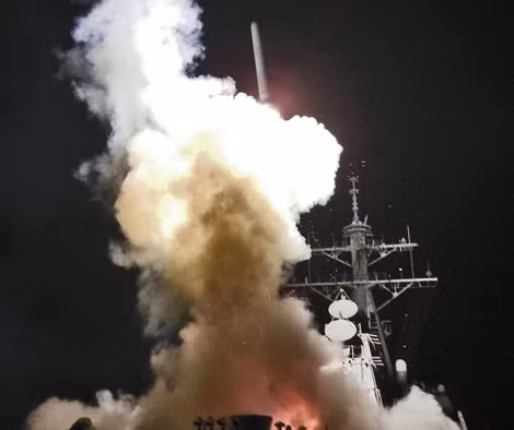 Tomahawk có thể phóng từ các hệ thống phóng thẳng đứng đặt trên tàu chiến đấu mặt nước và tàu ngầm. Trong ảnh là tàu khu trục USS Barry phóng Tomahawk không kích Libya 2011.