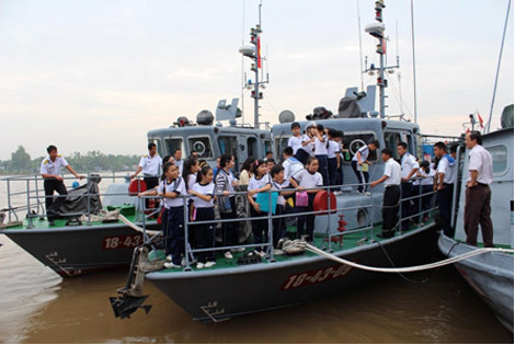 Tàu tuần tra của Lữ đoàn Giang thuyền 962.