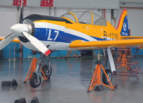 Máy bay động cơ cánh quạt, 2 chỗ ngồi CJ-7 (L-7) được thiết kế cho nhiệm vụ huấn luyện ban đầu cho học viên phi công. Nó được trang bị một động cơ piston Vedeneyev M14X cho tốc độ 360km/h, tầm bay 1.300km, trần bay 8.000m.