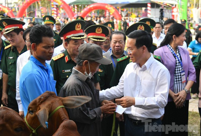 Chu tich nuoc Vo Van Thuong du chuong trinh 'Xuan Bien phong am long dan ban'-Hinh-3