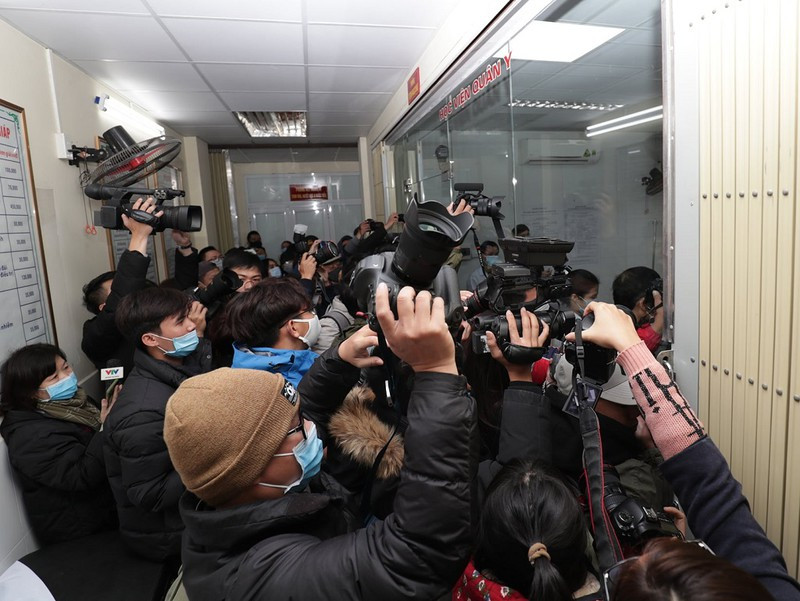 n ninh thắt chặt, tất cả báo chí đều phải ở ngoài phòng tiêm.