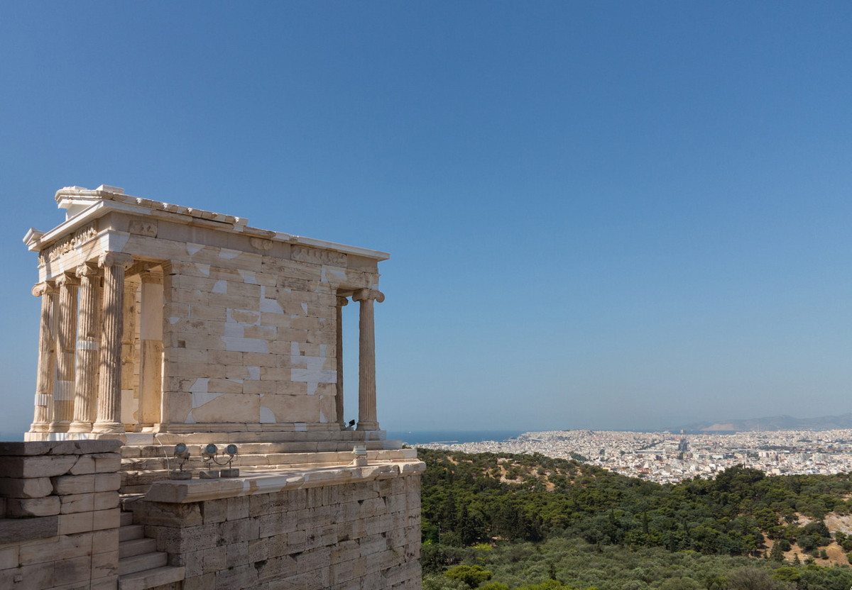 Trong khi đó, đền thờ Athena Nike có chất liệu là đá cẩm thạch, kích thước đền khá nhỏ nên dễ dàng đặt ở đầu mũi đá chênh vênh, vị trí ưa thích của nữ thần Athena. Ảnh: Athens.