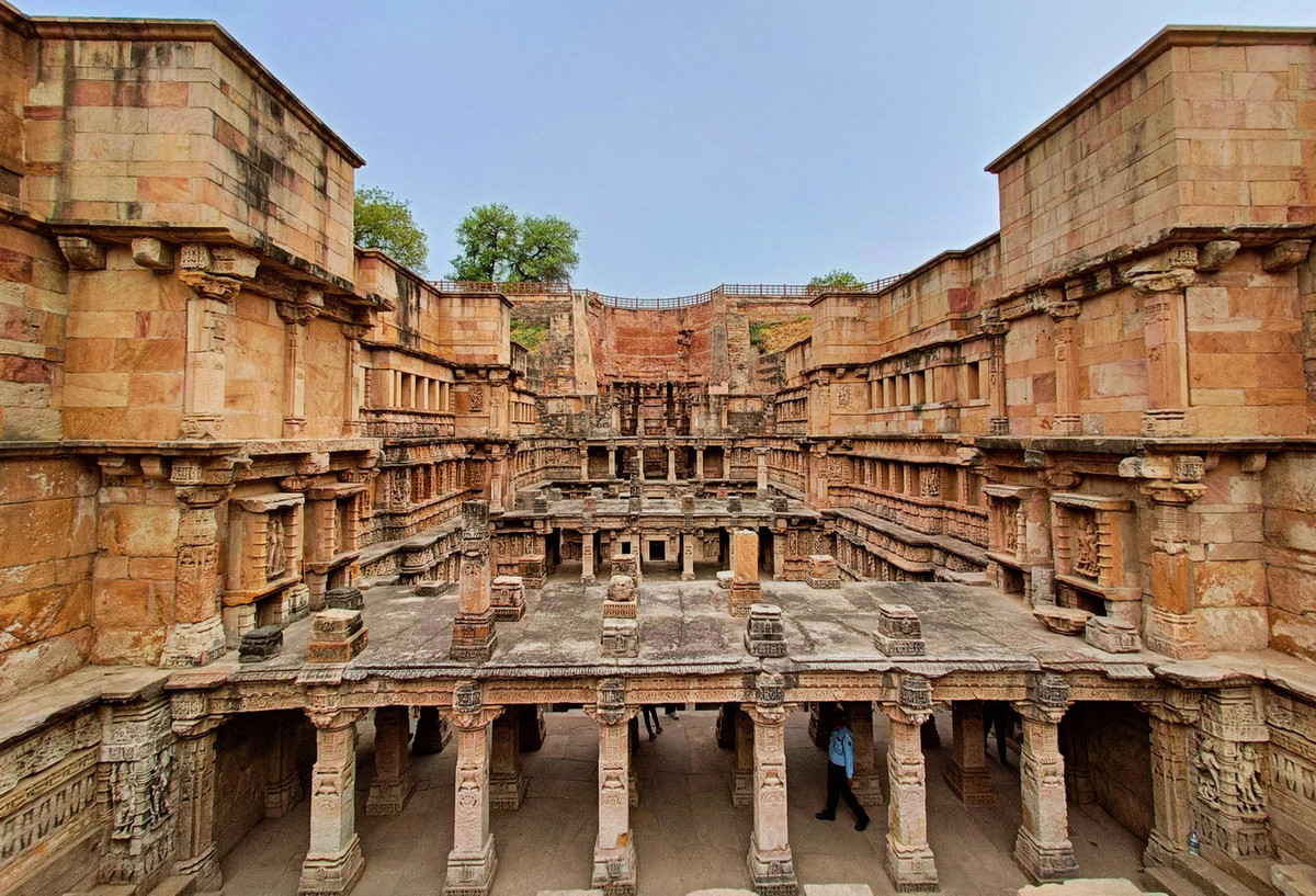 Với chiều dài 64 mét, rộng 20 mét và sâu 27 mét, Rani Ki Vav có tổng cộng 7 tầng ngầm, khiến đây là một trong những công trình cổ có cấu trúc lớn nhất trong loại hình kiến trúc giếng nhiều tầng. Ảnh: News18.