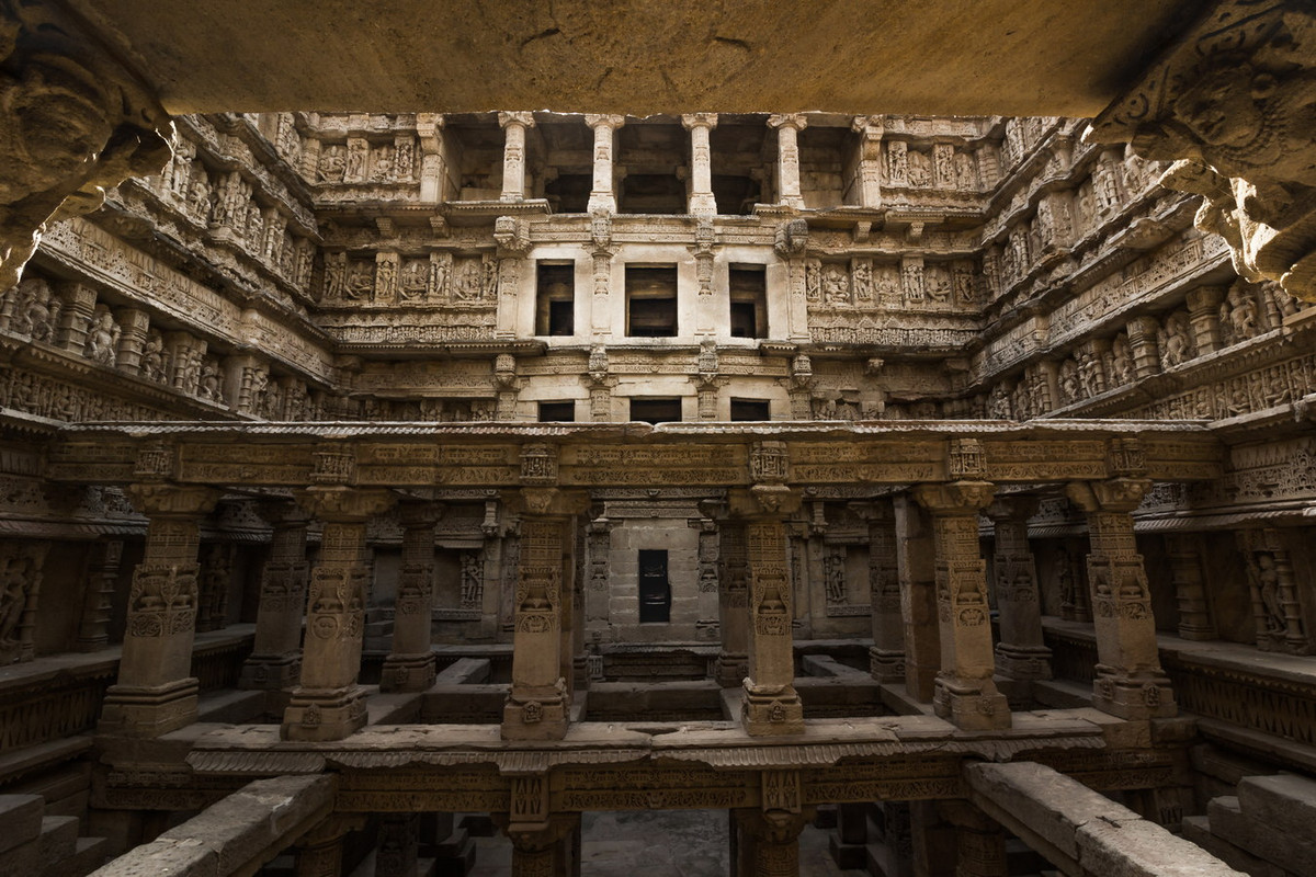 Ở tầng cuối còn có cánh cổng nhỏ dẫn vào một lối đi bí mật dài hơn 30 km dẫn tới thị trấn Sidhpur. Hiện đường hầm này bị vùi lấp bởi bùn đất và đá sỏi. Ảnh: Wikipedia.