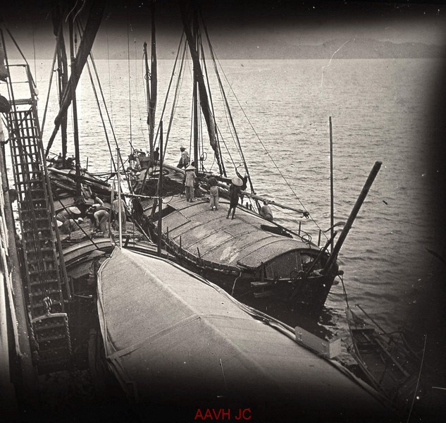 Cảnh vận chuyển hàng hóa lên thuyền ở cảng Đà Nẵng.