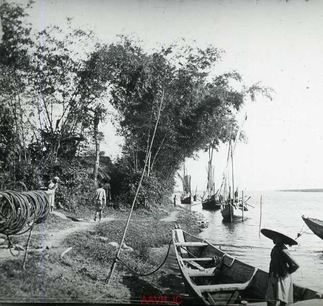 Một bến thuyền bên sông Hàn, Đà Nẵng năm 1907. Ảnh: Aavh.org.