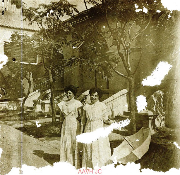 Hai phụ nữ Pháp tên Laure và Amélie ở sân trong khách sạn Morin.