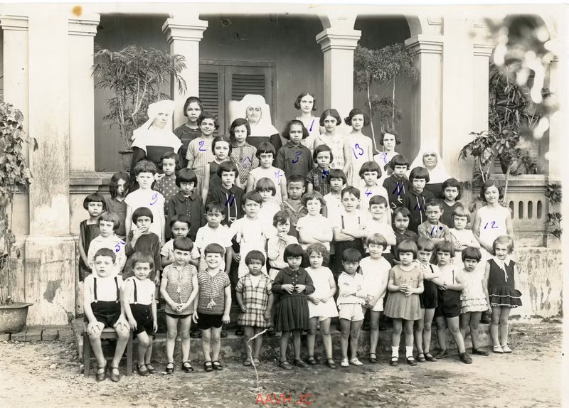 Các sơ và học sinh trong trường nữ tu ở Đà Nẵng.