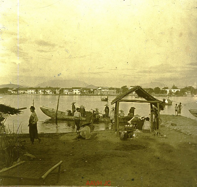 Bến thuyền sông Hàn. Ngân hàng thành phố tọa lạc ở bờ bên kia.