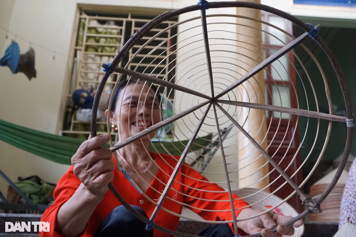 Nhung nguoi phu nu mat van tay, bat mau moi ngay de kiem 100.000d-Hinh-7